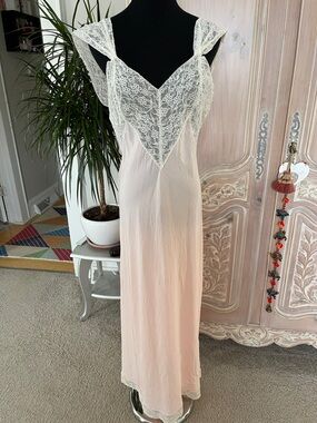 Stunning 1940’s Elyse’e 54 Nightgown/ Slip